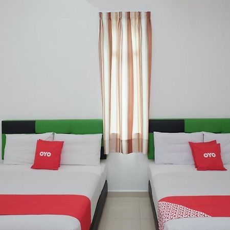 Oyo 90005 Dc Villa Guest House Куала Ромпин Екстериор снимка