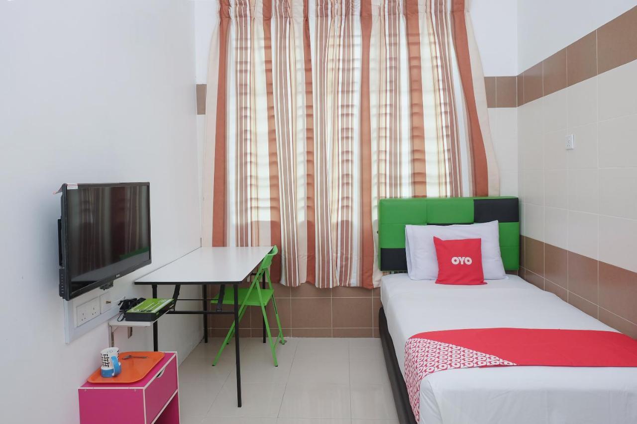 Oyo 90005 Dc Villa Guest House Куала Ромпин Екстериор снимка