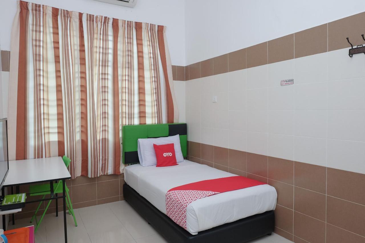 Oyo 90005 Dc Villa Guest House Куала Ромпин Екстериор снимка