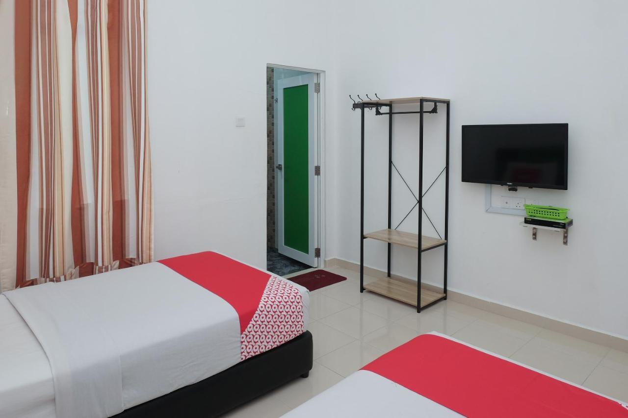 Oyo 90005 Dc Villa Guest House Куала Ромпин Екстериор снимка