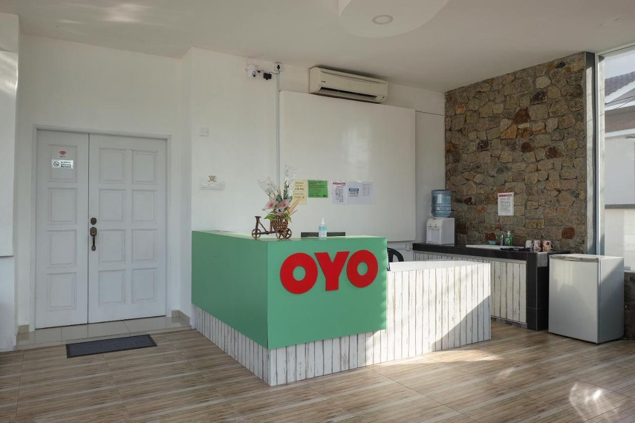 Oyo 90005 Dc Villa Guest House Куала Ромпин Екстериор снимка